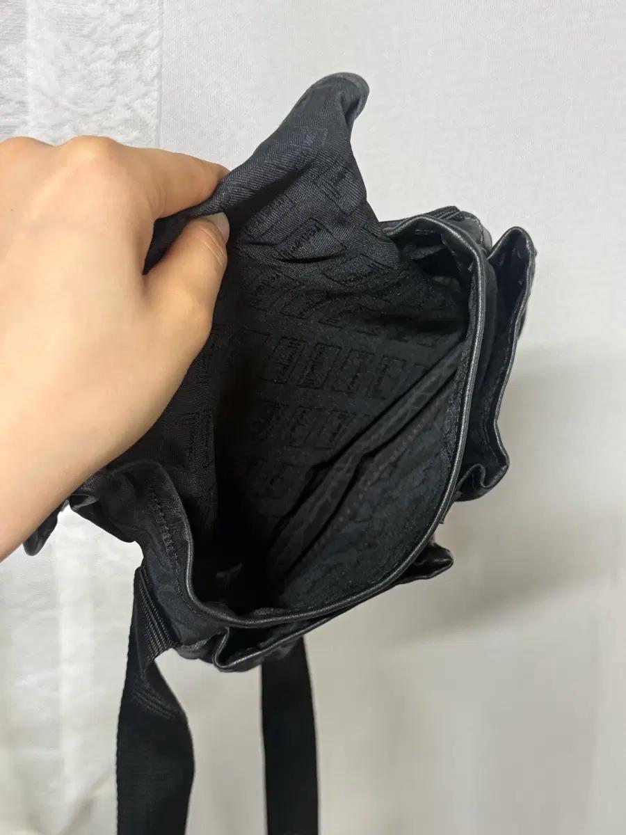 모스키노 골드 빅로고 버클포켓 나일론백 10