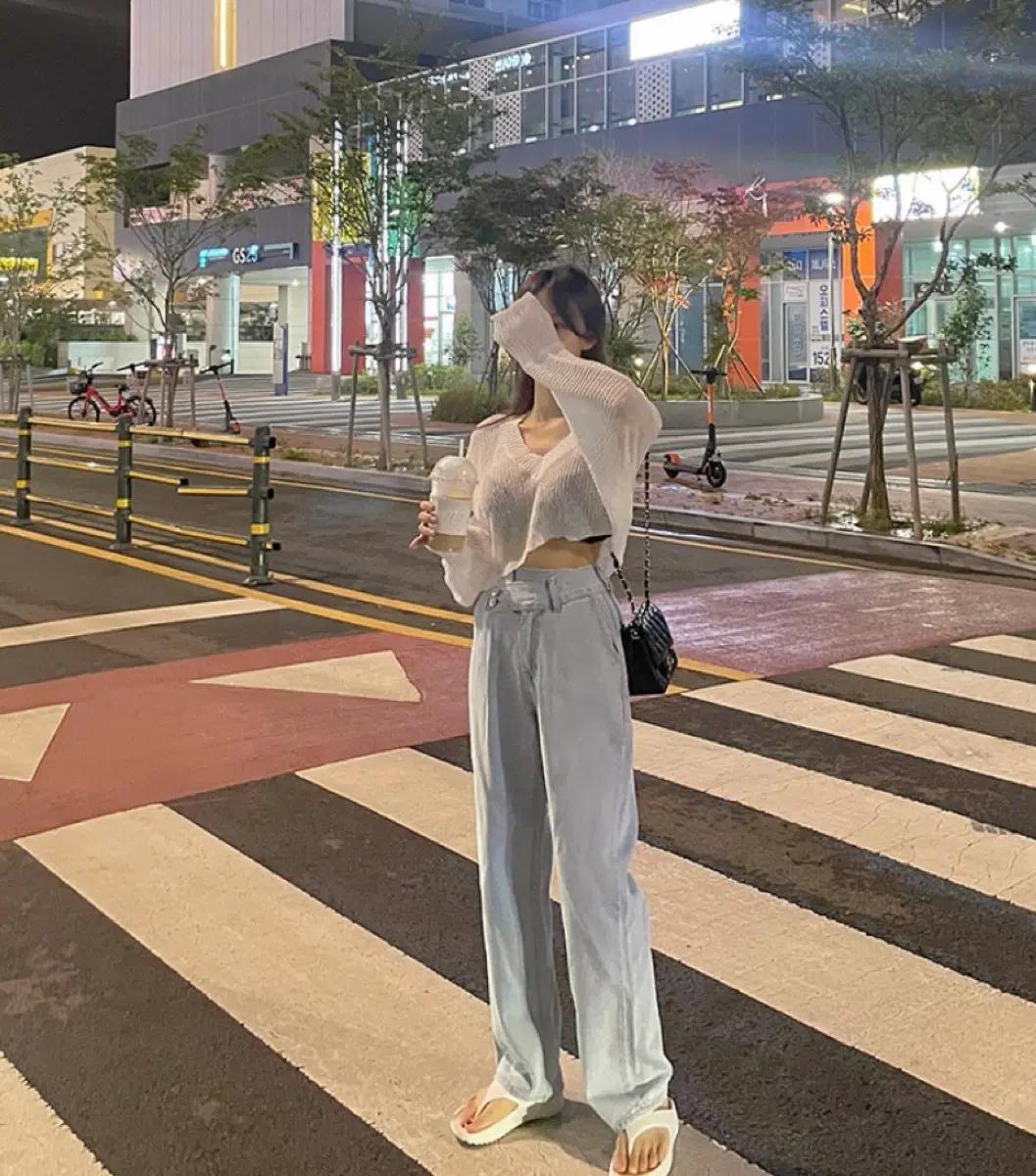 모디핏 언발란스 투버튼 와이드팬츠 연청 2