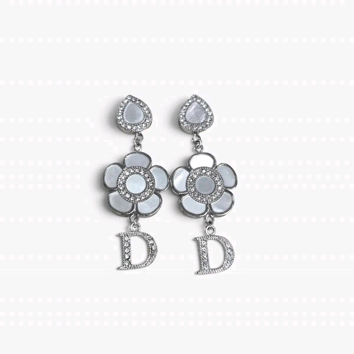 디올 Dior&me 자개 플라워 D참 드롭 귀걸이(풀박스) 2