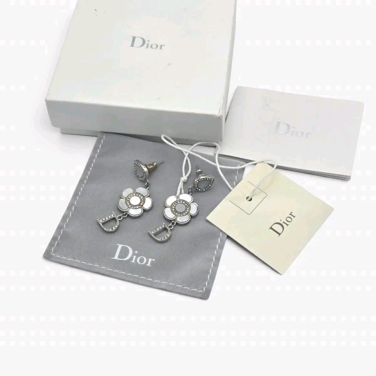 디올 Dior&me 자개 플라워 D참 드롭 귀걸이(풀박스) 3