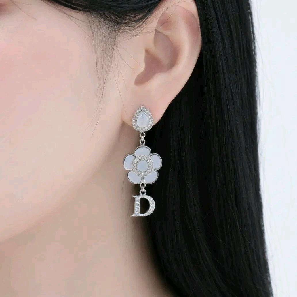 디올 Dior&me 자개 플라워 D참 드롭 귀걸이(풀박스) 4
