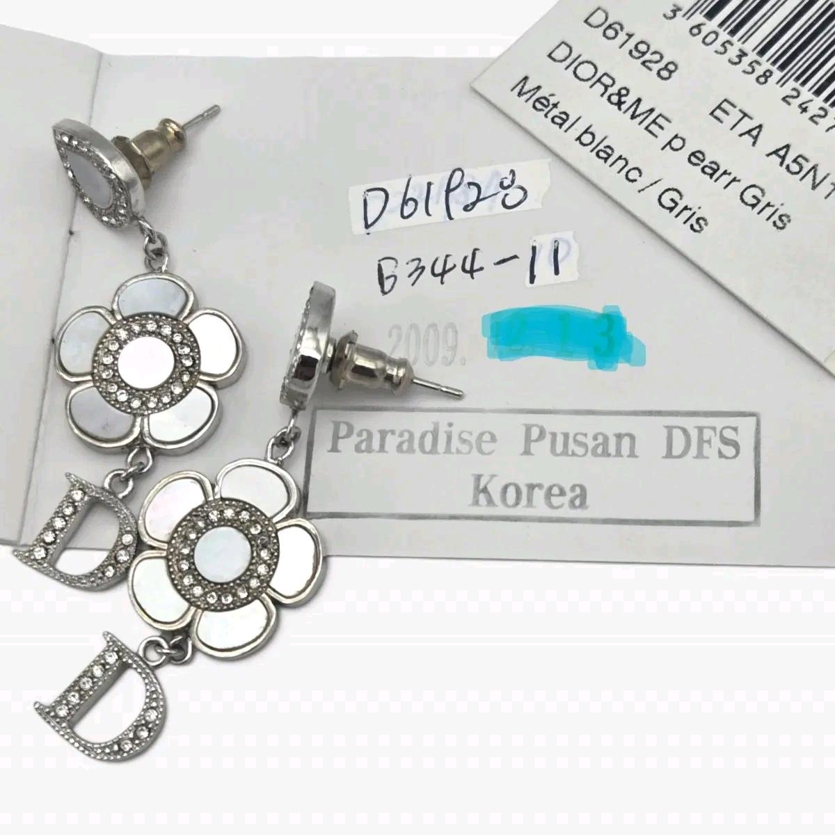 디올 Dior&me 자개 플라워 D참 드롭 귀걸이(풀박스) 7