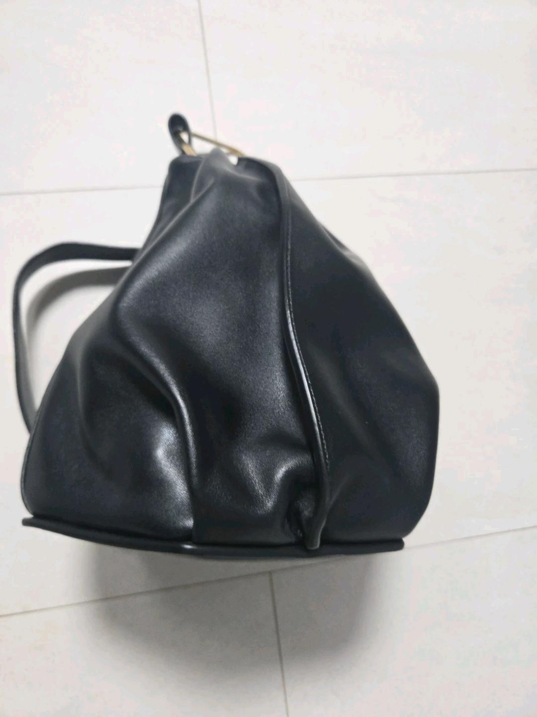 루에브르 블랙 헥사곤 가죽 숄더백 3