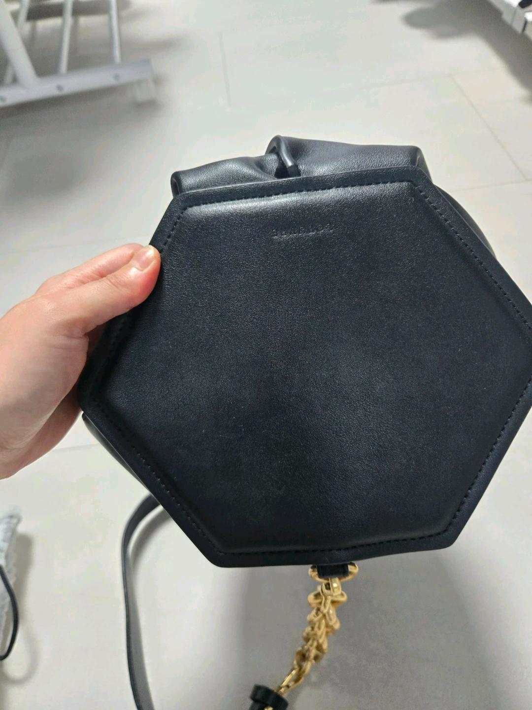 루에브르 블랙 헥사곤 가죽 숄더백 4