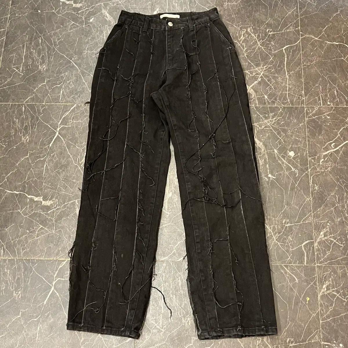 S 마뗑킴 컷팅 루즈 블랙 데님 3