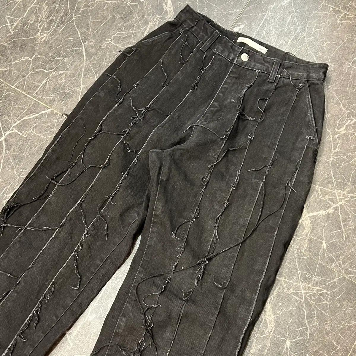 S 마뗑킴 컷팅 루즈 블랙 데님 2