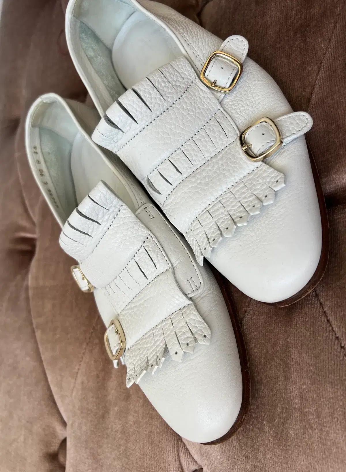 산토니 Santoni 아이보리화이트 페블드레더 프린지버클로퍼 9