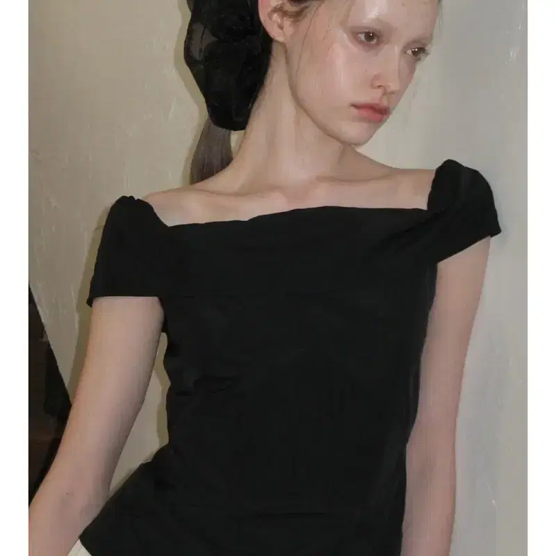 시눈) Off-Shoulder Pintuck Blouse (Black) 2