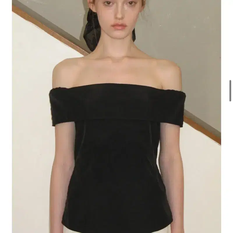 시눈) Off-Shoulder Pintuck Blouse (Black) 5