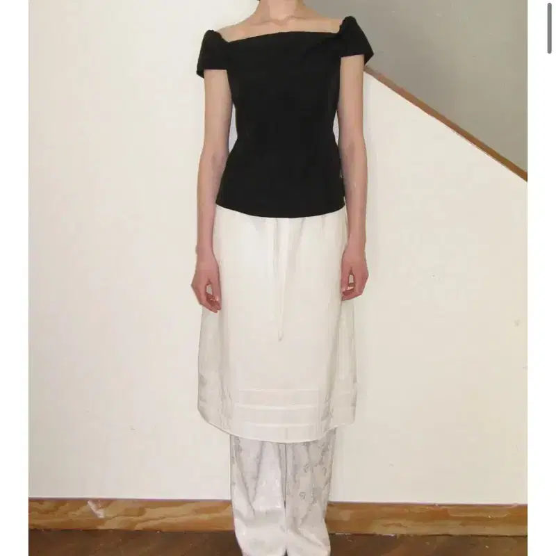 시눈) Off-Shoulder Pintuck Blouse (Black) 4