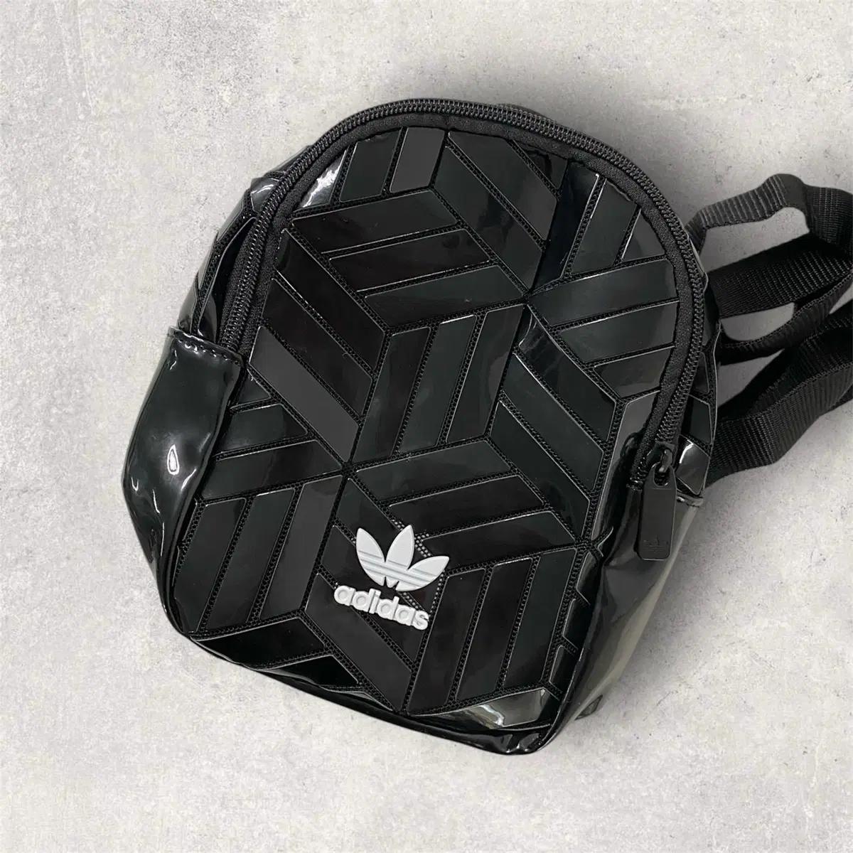 아디다스 에나멜 미니 백팩 블랙 (B349) 9