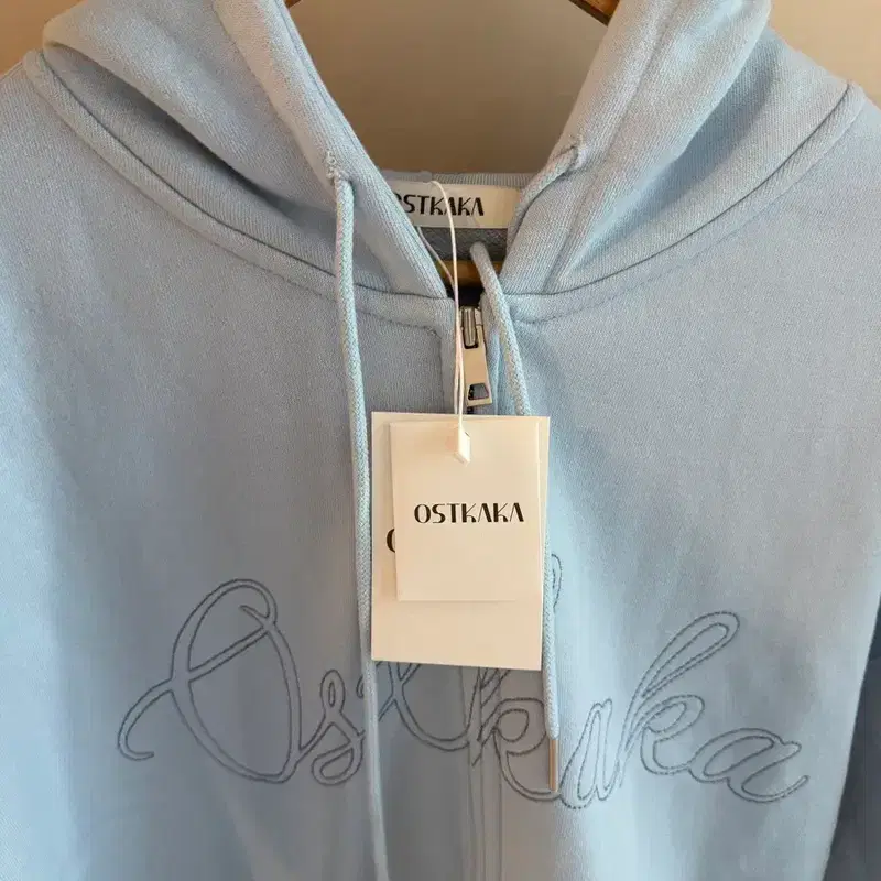 오스트카카 OSTKAKA 스티치 로고 후드 집업 라이트블루 2