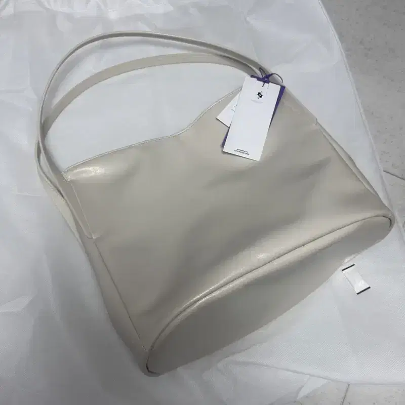 파인드카푸어 모노 버킷백 32 크림 색상 새상품 2