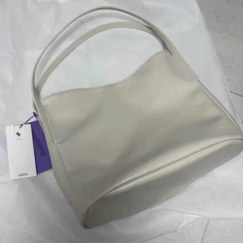 파인드카푸어 모노 버킷백 32 크림 색상 새상품 3