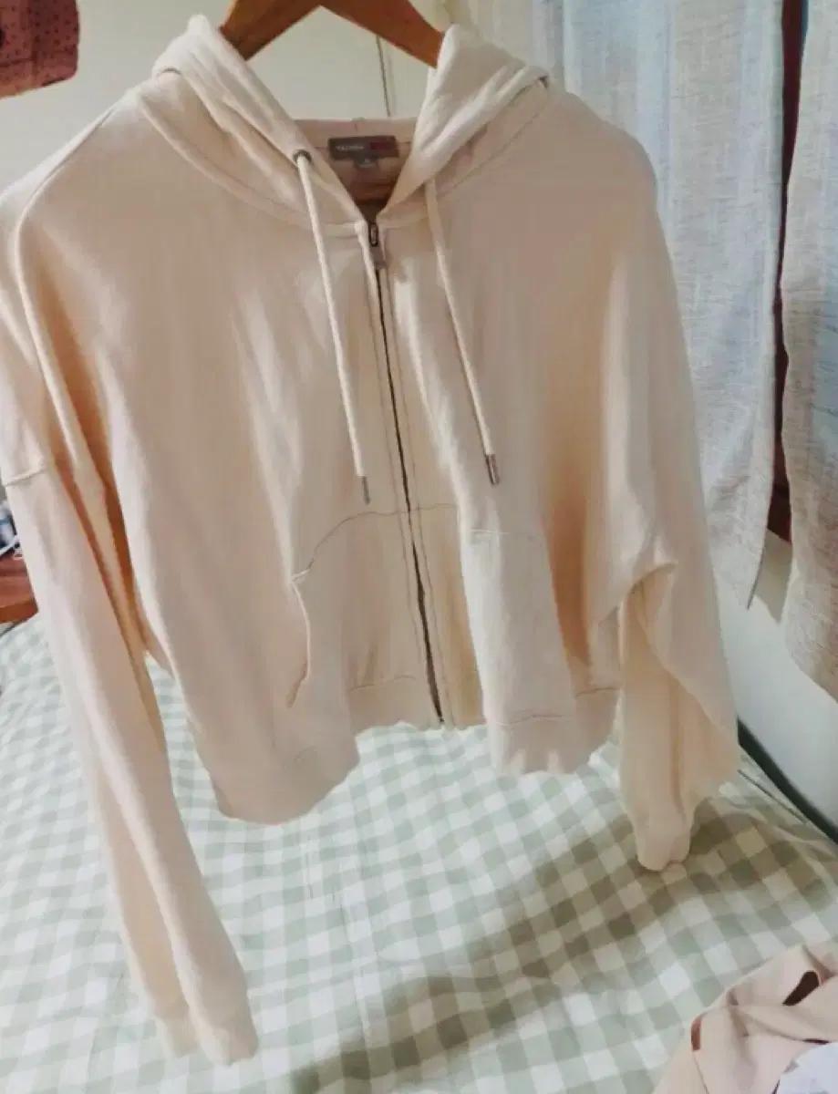 스파오 캐주얼 크롭 후드집업 아이보리(두번 착용) 2