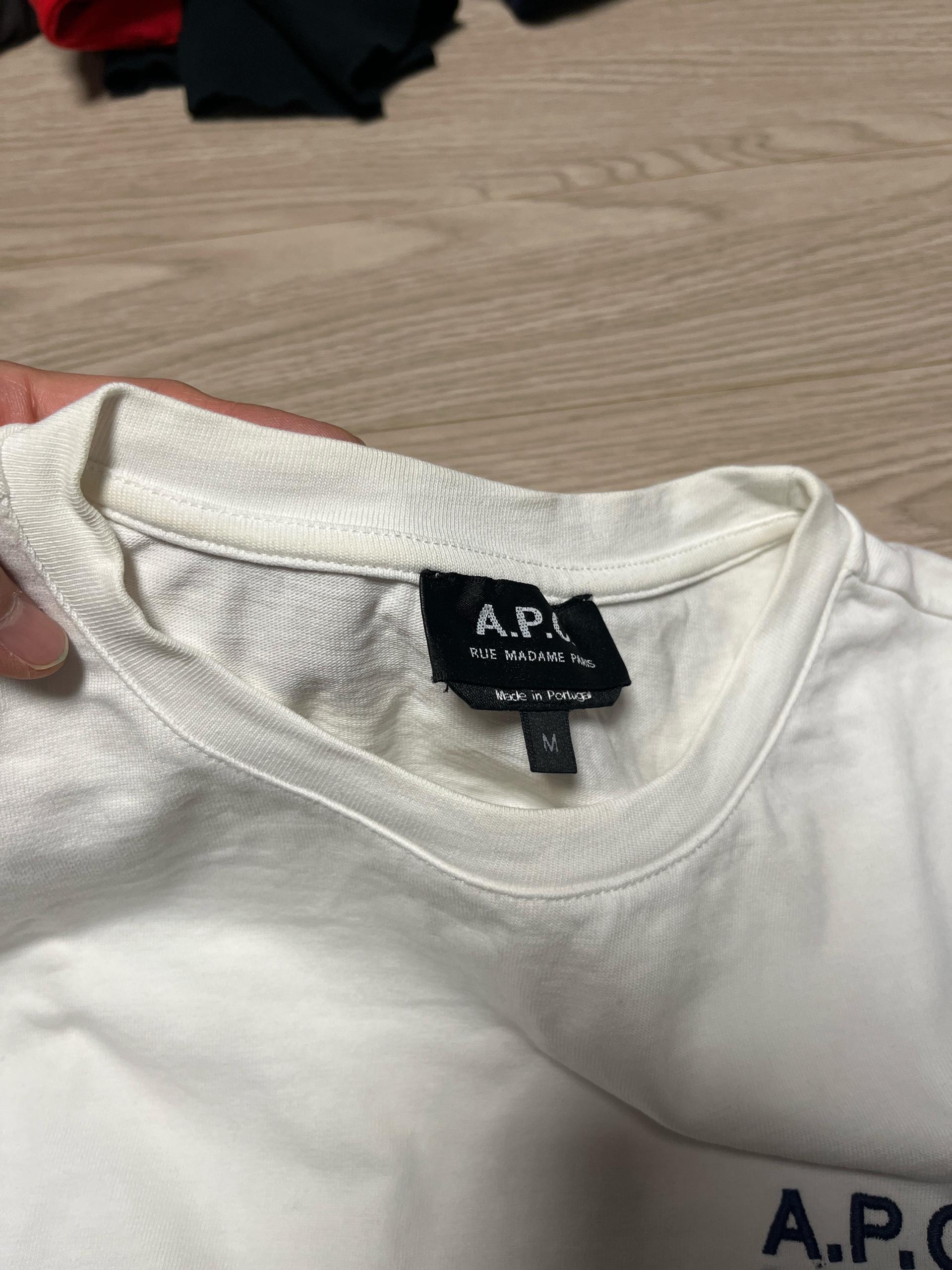 A.P.C. 로고 자수 반팔 티셔츠 화이트 5