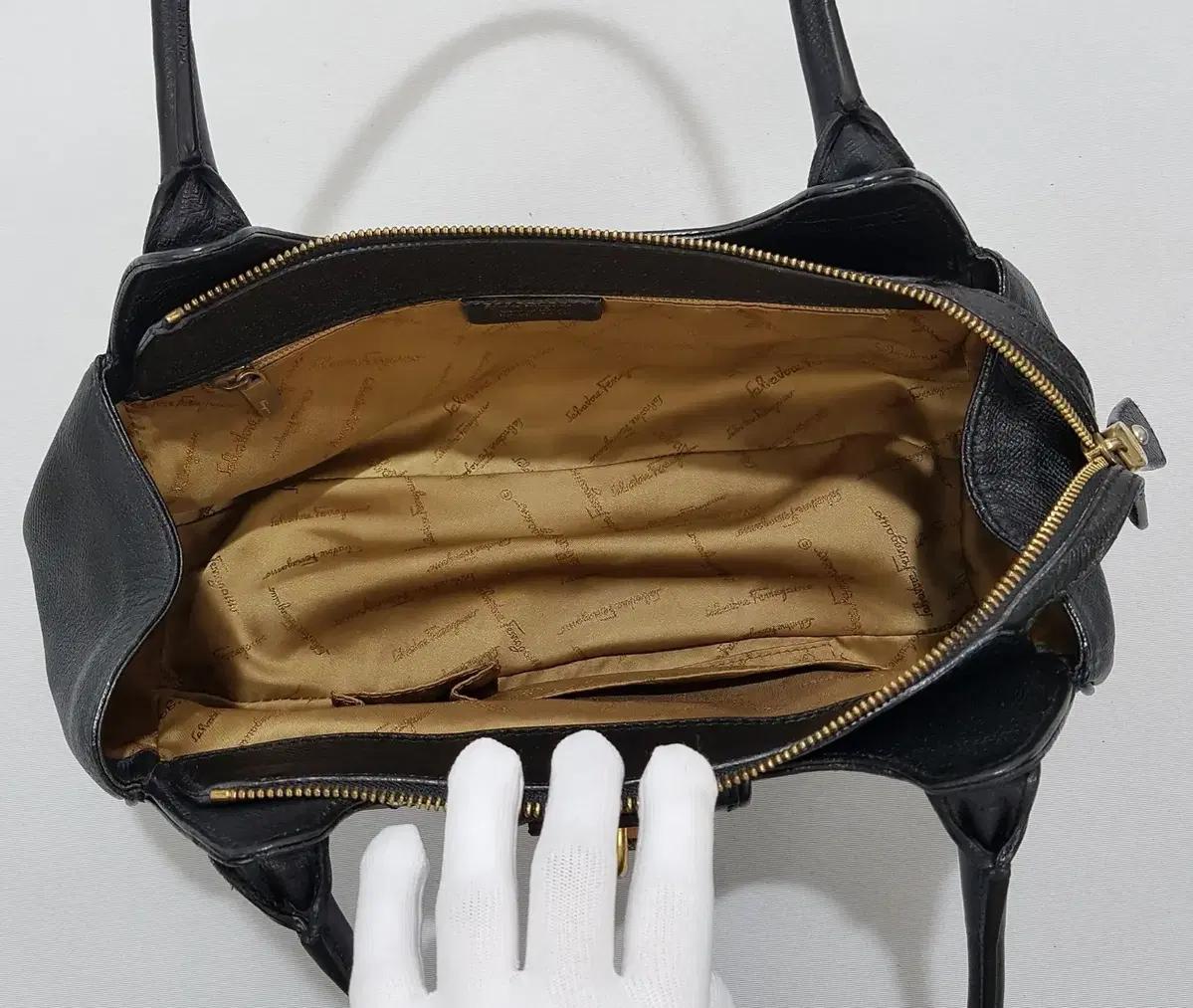 페라가모 블랙 레더 숄더백 10